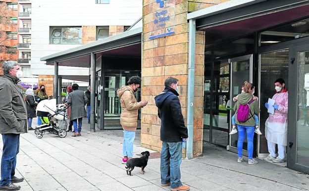 La unidad móvil de test ya funciona este martes en Villamuriel para evitar el colapso sanitario