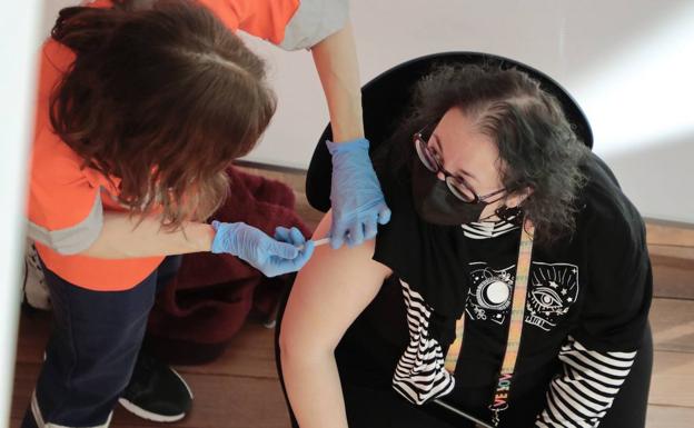 Valladolid llama a vacunarse con la tercera dosis a los nacidos en 1965 y 1966