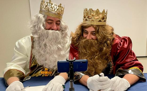 Melchor y Gaspar hablan con los niños de Guijuelo por videollamada