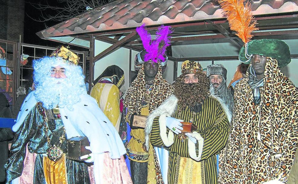 Los Reyes llegan a la provincia con mascarilla y distancia