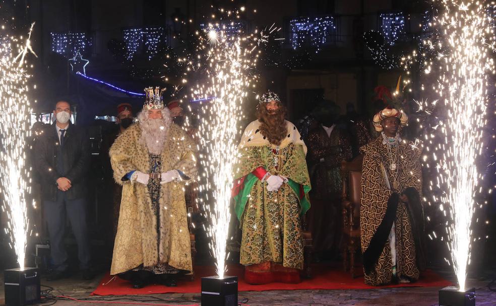 La magia de los Reyes Magos triunfa en las calles sobre la lluvia y la pandemia