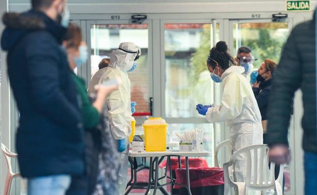 Enfermeros de Valladolid advierten de «acciones legales» si Sanidad permite hacer test masivos a personal no cualificado