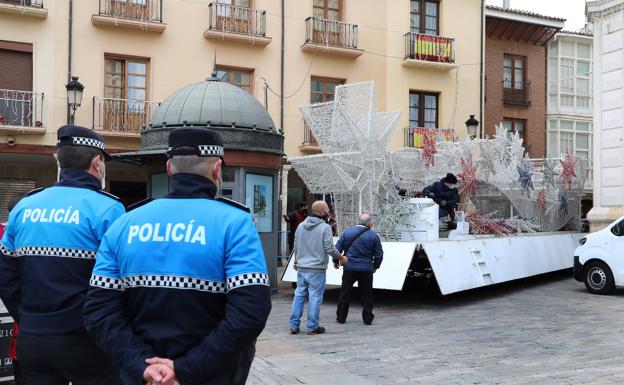 La Plaza Mayor de Palencia bulle de actividad para organizar la llegada de los Reyes Magos