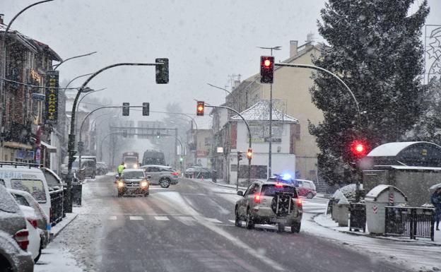 Mejora el tráfico en Segovia, donde permanece la nieve mantiene cortada para camiones la SG-615