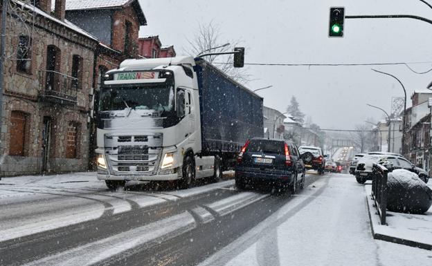 Tráfico corta el paso de camiones por los altos de Los Leones y Navacerrada por la nieve