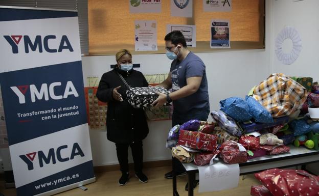 YMCA entrega regalos y juguetes a las familias que han participado con la entidad durante el año pasado