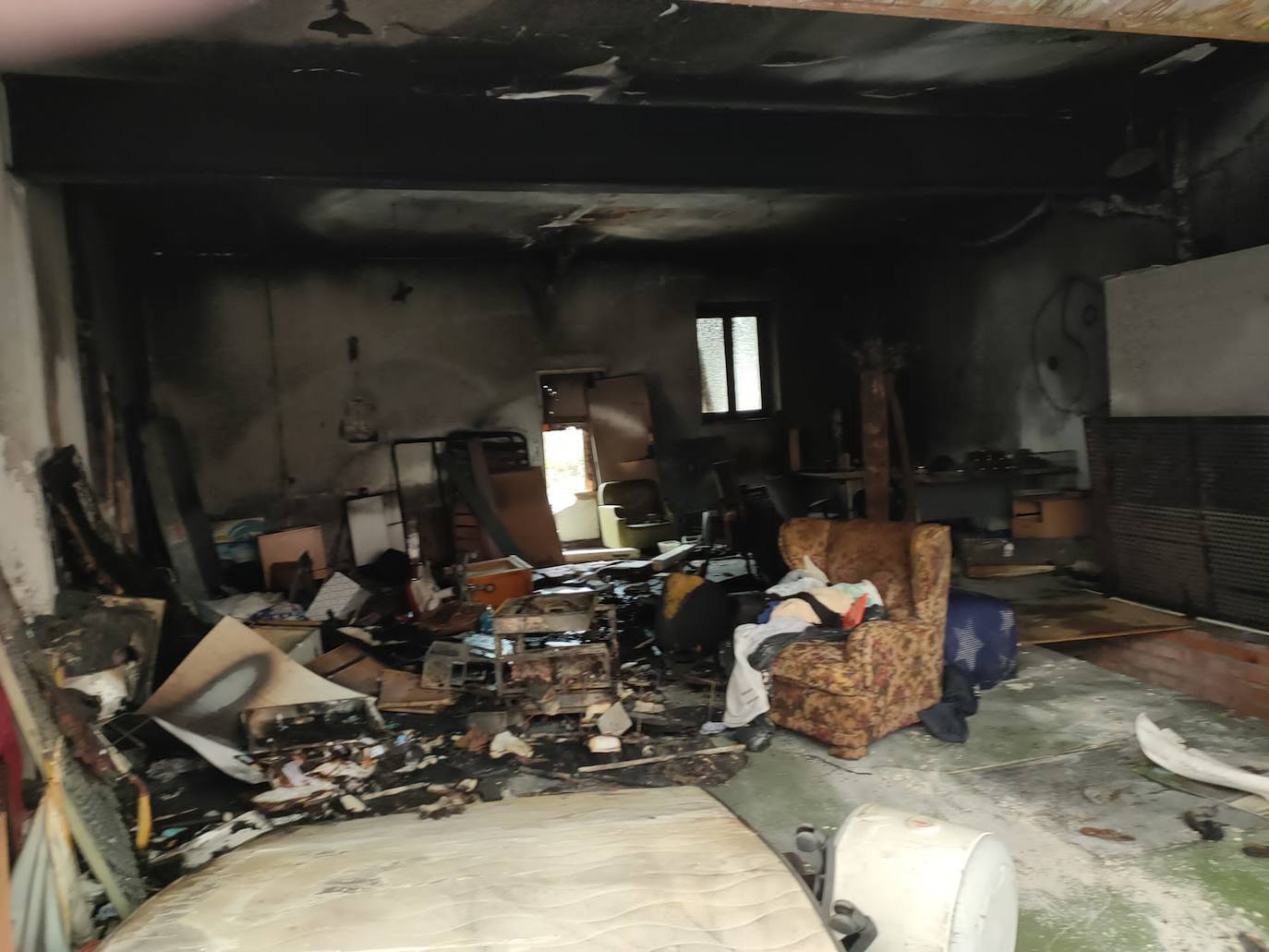 El fuego arrasa la casa okupa de San Millán donde se produjo un homicidio en el verano de 2020