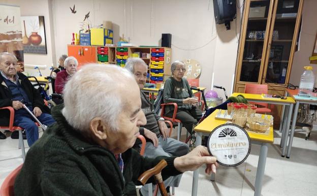 Los ancianos de las residencias de la Diputación estimulan sus sentidos con 'La cocina del recuerdo'