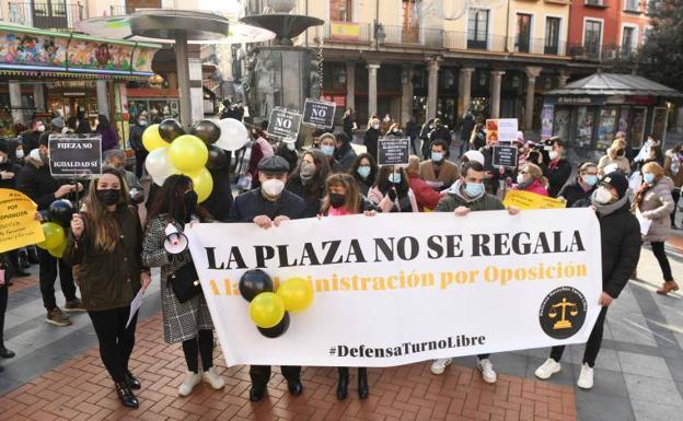 Funcionarios y opositores planean abrir la vía judicial para tumbar la ley de interinos