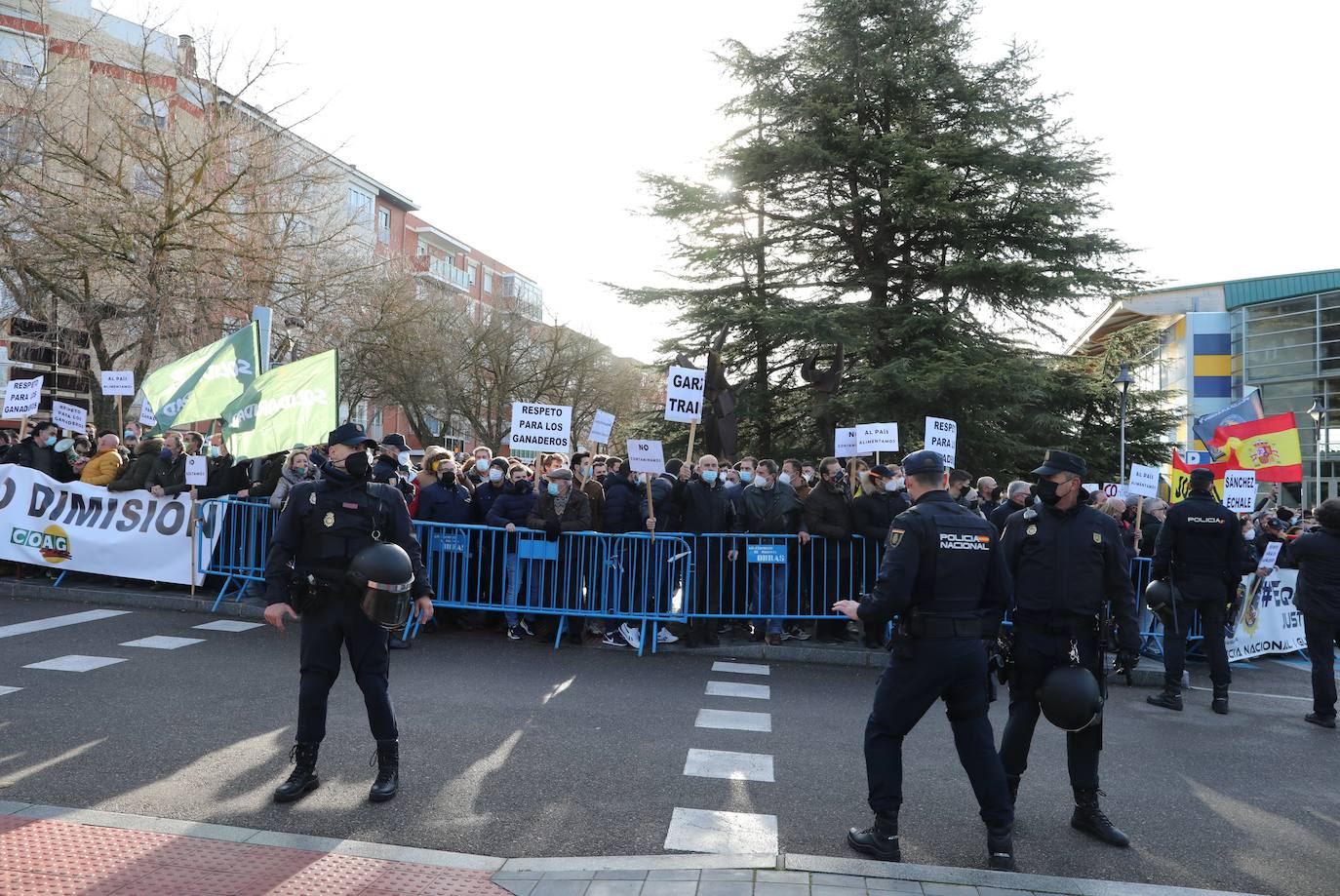 Agricultores y ganaderos protestan en Palencia ante la llegada de Pedro Sánchez para exigir el cese de Garzón