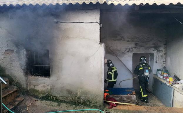 Los Bomberos de la Diputación sofocan un incendio en una vivienda de Villabrágima