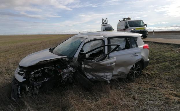 Una joven fallecida y tres heridos, entre ellos un niño, en un accidente en Ceinos