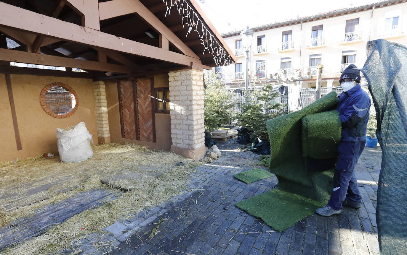 El portal de Belén de la Plaza Mayor se guarda hasta la próxima Navidad