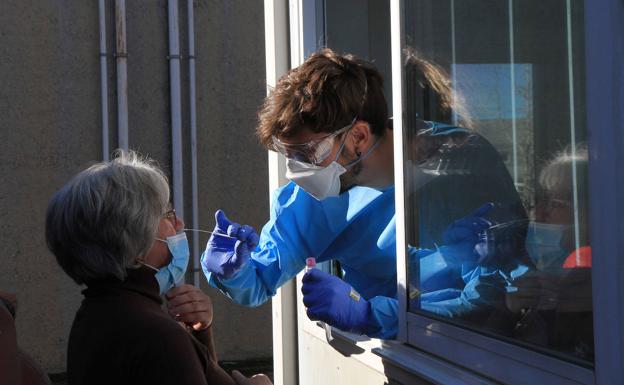 El empuje de la covid deja el primer fallecido del año y 1.534 nuevos positivos en Segovia en tres días