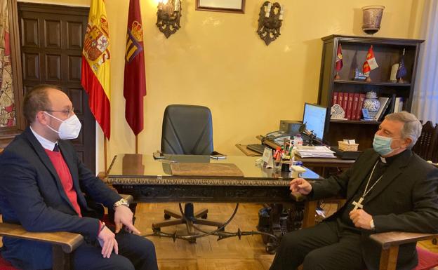 El alcalde de Ciudad Rodrigo y el nuevo obispo se ofrecen «colaboración mutua» durante su primer encuentro
