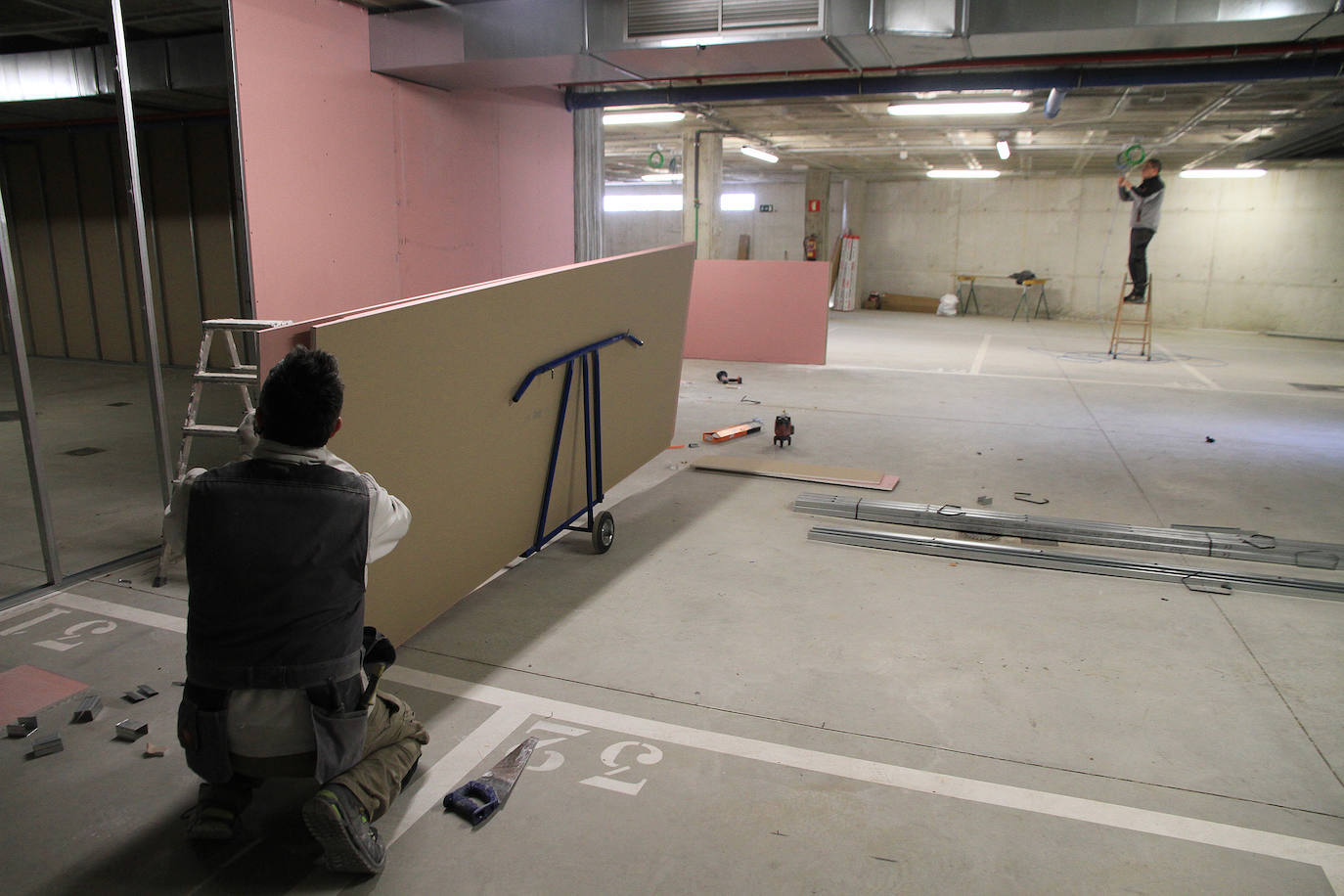 Avanza la conversión del 'parking' de la Biblioteca en el punto de vacunación