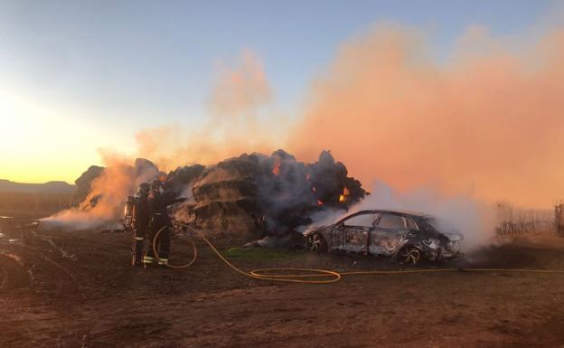 Los bomberos sofocan el incendio de un coche en Trigueros del Valle