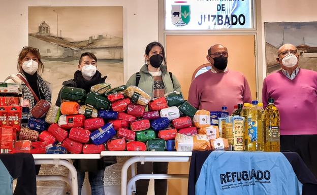 La Asociación de Mayores de Juzbado recoge alimentos para ACCEM con la ayuda de los vecinos del pueblo