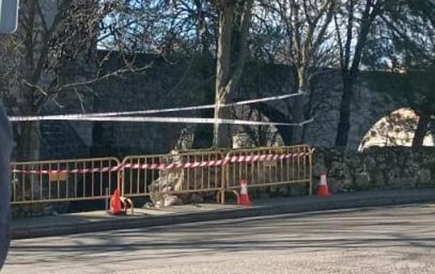 Un camión se lleva parte del muro exterior del Archivo de Simancas