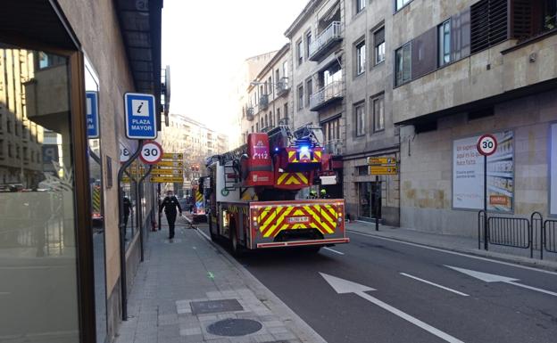 Alarma por un incendio en un garaje en la calle Álvaro Gil