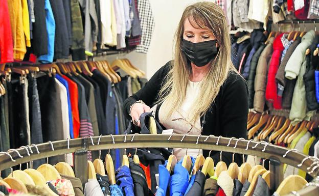 Los contenedores de Cáritas recogen en seis meses 81 toneladas de ropa para vender en Palencia