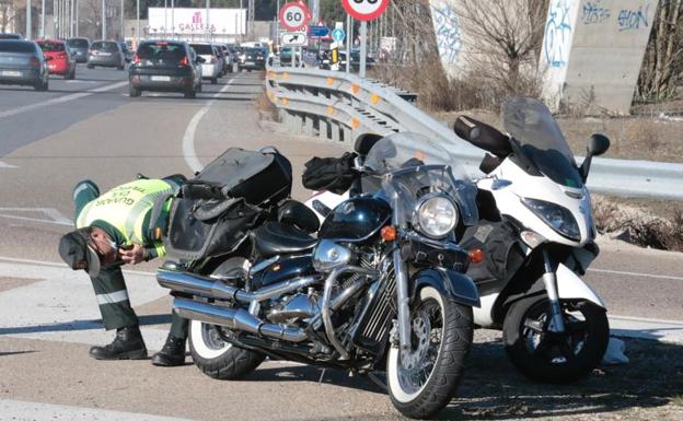 Un motorista herido en la colisión con otro ciclomotor en la carretera de Madrid