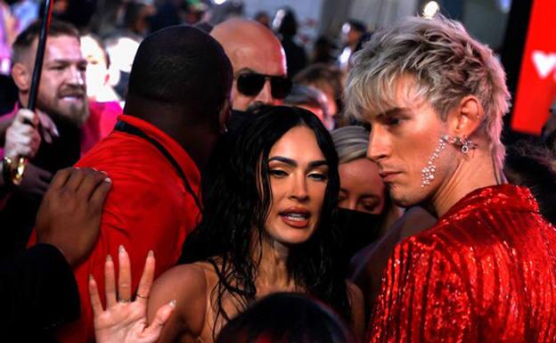 Megan Fox y Machine Gun Kelly sellan su compomiso bebiendo sangre uno del otro