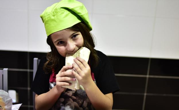 Burritos de pollo y palitos de queso