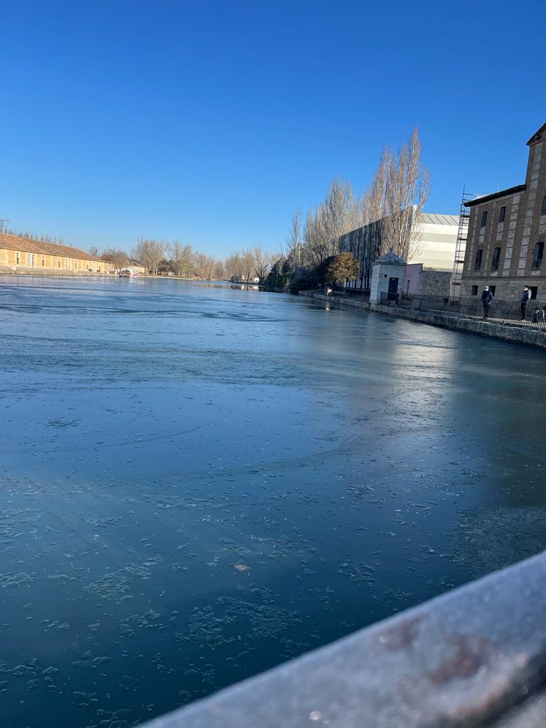 La dársena del Canal de Castilla de Rioseco se hiela por primera vez en este invierno