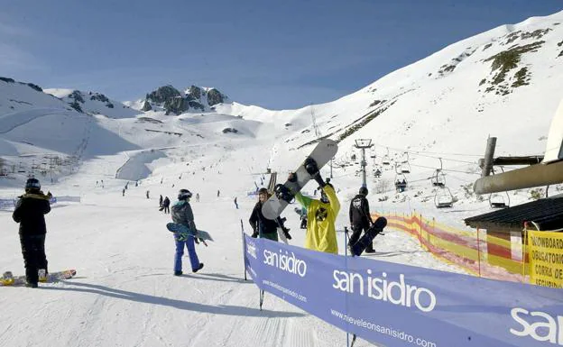 La estación de esquí de San Isidro recibe a más de 7.300 esquiadores este fin de semana