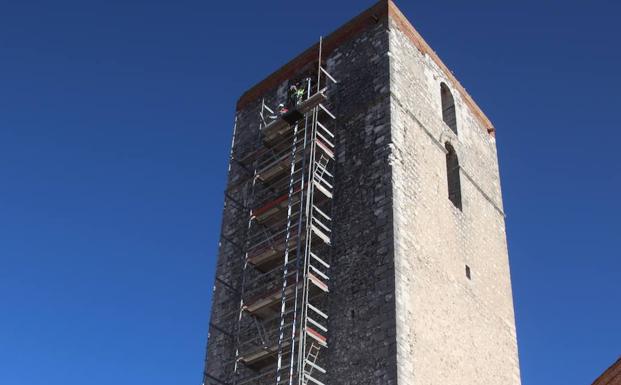 Comienzan las actuaciones para reparar el ladrillo desprendido de la iglesia de San Andrés