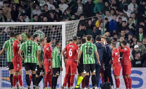 Detenido un hincha con antecedentes por la agresión a Jordán en el Betis-Sevilla