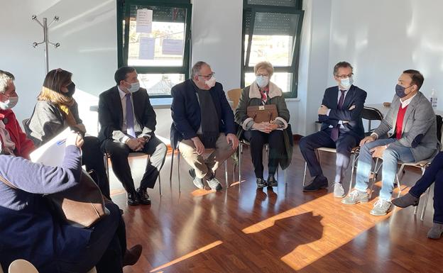 El consejero de Sanidad confirma que Carbajosa de la Sagrada tendrá pronto su Centro de Salud