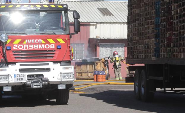 Fallece un hombre de 89 años en el incendio de una nave en Ciudad Rodrigo