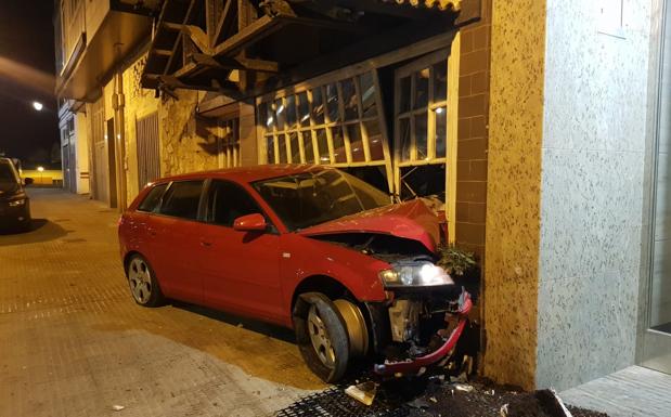 Empotra contra un bar su coche, que conducía borracho y con exceso de velocidad