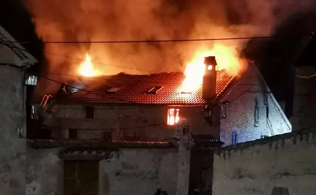 El fuego arrasa con la cubierta de una vivienda en Casla