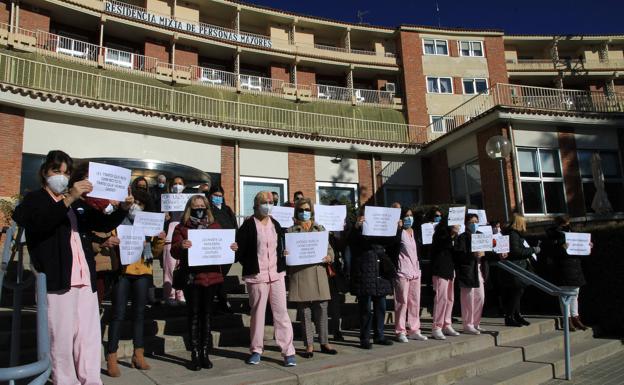 Los trabajadores de la Residencia Mixta se suman a las reivindicaciones de la Asistida