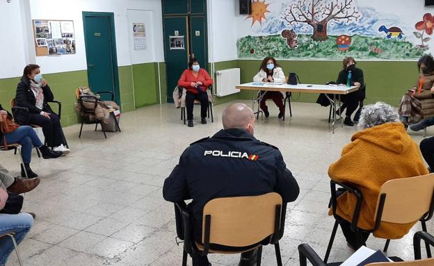 La Policía analiza con los vecinos de Pizarrales y Barrio Blanco los problemas de convivencia en la zona