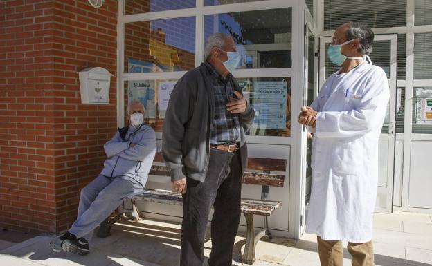 El colapso de la Atención Primaria lleva a doblar turnos al 7,4% de los sanitarios de la región