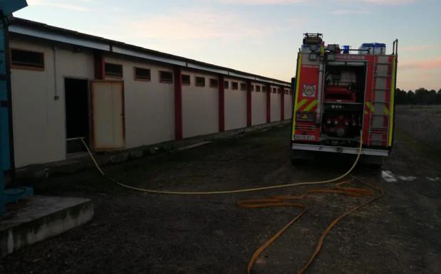 Bomberos de la Diputación de Valladolid acuden al incendio de una nave de Samboal, en Segovia