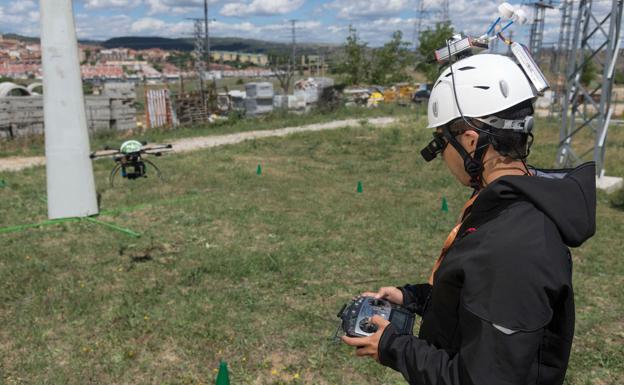 El dron salmantino 'Aractópero' logra transmitir datos en tiempo real de infraestructuras de transporte eléctrico