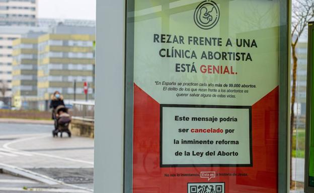 El Ayuntamiento sancionará a la empresa de las marquesinas por colocar publicidad antiabortista