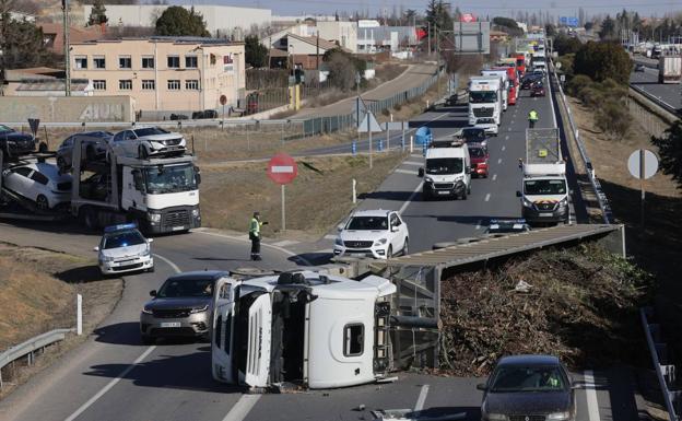 Herido un transportista al volcar su camión y obligar a cortar la autovía en Cigales