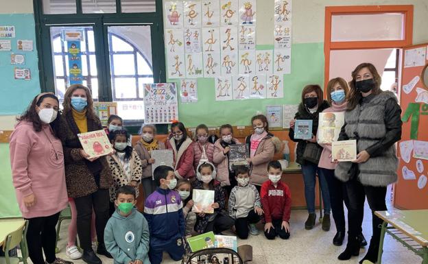 El colegio Filiberto Villalobos de Guijuelo recibe las maletas viajeras