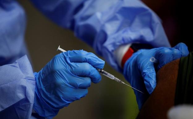 El 50% de los mayores de 12 años tiene una tercera dosis frente a la covid en la región