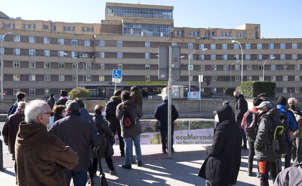 Una treintena de personas se concentran contra la demolición del Clínico de Salamanca