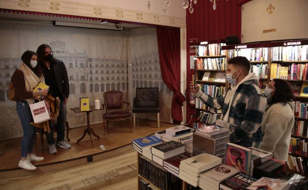 Andrés Suárez atrae a numeroso público durante la firma de sus libros en una librería de Salamanca