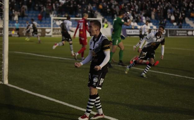 Espectacular remontada final de Unionistas ante el Rayo Majadahonda para volver al play-off (2-1)