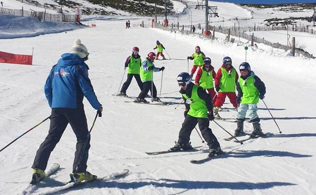 Arrancan las actividades del programa 'Bautismos Blancos' con grupos escolares de Salamanca en La Covatilla