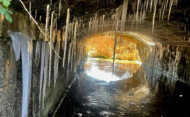 Carámbanos de hielo en el Canal de Castilla